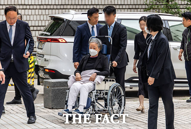 '정교유착' 혐의로 기소된 한학자 통일교 총재가 7월 10일 오전 서울 서초구 서울중앙지방법원에서 열린 결심 공판에 출석하고 있다. /박헌우 기자