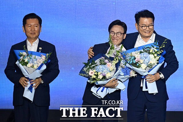 김민석 민주당 신임 당대표(가운데)가 지난 17일 오후 대전 유성구 대전컨벤션센터에서 열린 전당대회에서 당선을 확정 지은 뒤 송영길 후보(오른쪽)와 포옹을 하는 모습. 왼쪽은 정청래 후보. /남용희 기자