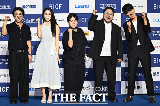 멤버들이 하트 포즈를 하고 있다.