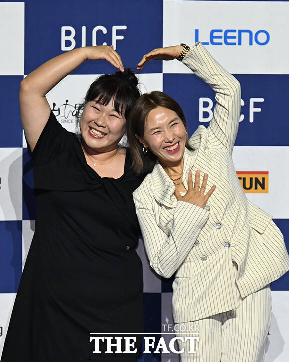 김민경과 신봉선이 손으로 '14'를 표시하고 있다.