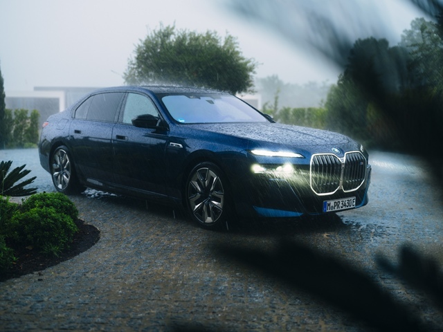 BMW그룹코리아가 집중호우로 침수 피해를 입은 고객을 대상으로 무상 점검과 수리비·대차 서비스 등을 지원한다. /BMW그룹코리아