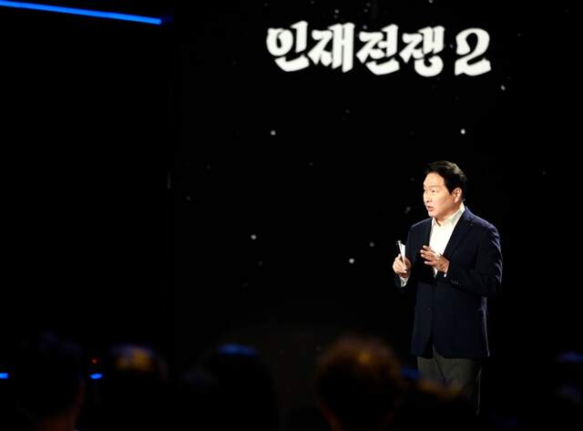 최태원 SK그룹 회장 겸 대한상공회의소 회장이 지난 5월 28일 KBS가 방송한 '인재전쟁2'에서 강연을 하고 있다. /SK