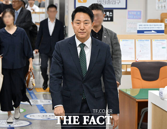 오세훈 서울시장이 21일 오후 서울 서초구 서울고등법원에서 열린 정치자금법 위반 혐의 항소심 첫 공판에 출석하고 있다. /남윤호 기자