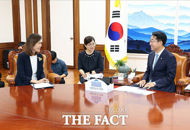 조정식 국회의장이 21일 오후 서울 여의도 국회에서 미셸 스틸 주한미국대사(왼쪽)를 접견하며 기념사진 촬영을 하고 있다. /국회사진기자단