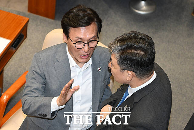 김민석 대표는 21일 강릉시청에서 열린 최고위원회의에서 민주당과 청년층의 접점을 확대하기 위한 지원책을 제시했다. 사진은 20일 국회에서 열린 제438회 국회(임시회) 제1차 본회의에서 김남근 의원과 대화를 나누고 있는 김 대표. /남용희 기자