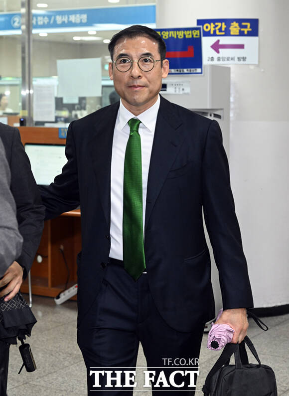 조현준 효성그룹 회장이 21일 오전 서울 서초구 서울중앙지방법원에서 열린 ‘강요미수 혐의’ 18차 공판에 증인 출석하고 있다. 앞서 법원은 지난 4월17일에도 조 회장을 증인으로 불렀지만 조 회장이 불출석하며 형제의 법정 대면이 무산됐다.