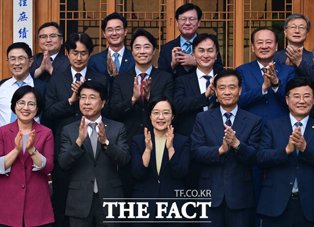 한성숙 국무총리(오른쪽)가 21일 오후 서울 종로구 삼청동 총리공관에서 서울구청장들과 주택공급 관련 간담회에 앞서 이승로 성북구청장·구청장협의회장과 인사하고 있다.