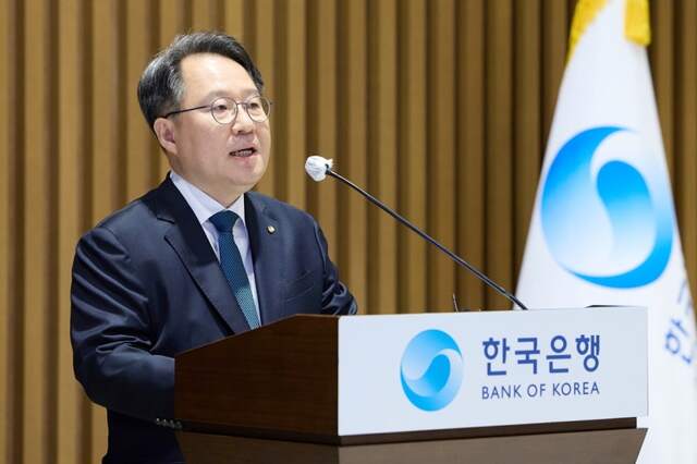 권민수 신임 한국은행 부총재가 21일 오전 취임식에서 가계부채와 주택가격을 중심으로 한 금융불균형 위험을 점검하고 원화 국제화와 지급결제 혁신 등 주요 과제도 차질 없이 추진하겠다고 밝혔다. /한국은행