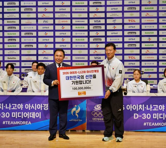 윤홍근 제너시스BBQ 그룹 회장(왼쪽)이 20일 충북 진천 국가대표선수촌에서 열린 '2026 아이치-나고야 아시안게임 D-30 미디어데이'에서 김택수 국가대표선수촌장에게 대한민국 국가대표 선수단의 선전을 기원하는 격려금을 전달하고 기념촬영을 하고 있다. /제너시스BBQ 그룹
