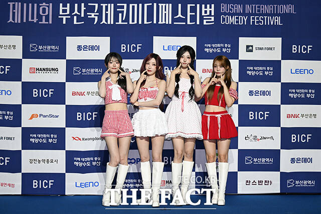 멤버들이 볼하트를 하고 있다.