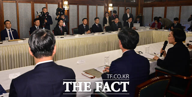 한성숙 국무총리(오른쪽)가 21일 오후 서울 종로구 삼청동 총리공관에서 서울구청장들과 주택공급 관련 간담회에 앞서 이승로 성북구청장·구청장협의회장과 인사하고 있다.
