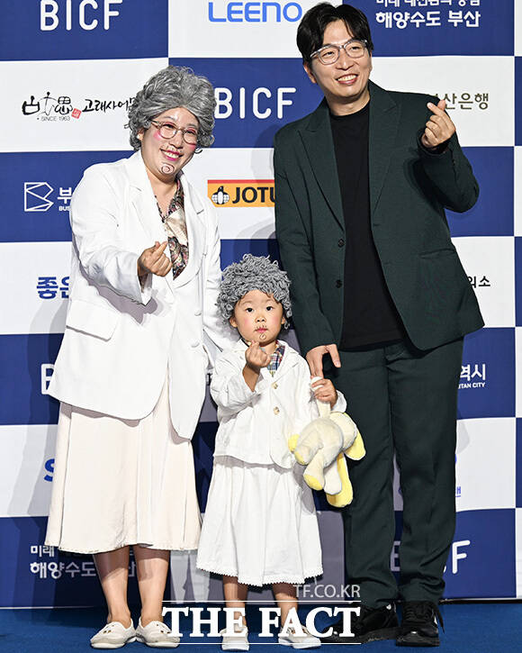 포즈를 취하는 '말자쇼'의 코미디언 김영희와 딸 윤해서 양, 코미디언 정범균(왼쪽부터).