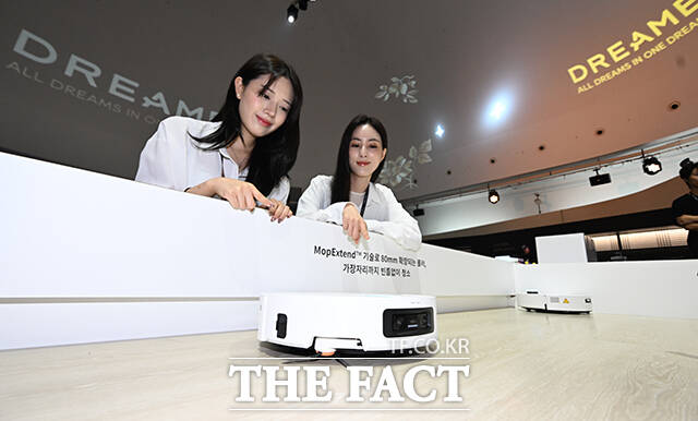 글로벌 종합 가전 브랜드 '드리미'가 21일 오전 서울 서초구 가빛섬에서 '드리미 인 서울(DREAME in SEOUL)' 행사를 연 가운데, 모델이 신제품 '아쿠아 스팀(Aqua 20 Ultra Roller)'을 선보이고 있다. /박헌우 기자