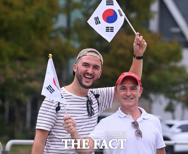 '패노메논'을 지지하는 가장 강력한 이유는 해외 관광객의 방문이다. 업계에서는 '패노메논'을 관광 대국으로 만드는 계기로 삼아야 한다는 의견이 나온다. 사진은 15일 서울 종로구 보신각을 찾은 외국인 관광객의 모습./이새롬 기자