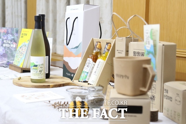 에너지전환해유 사회적협동조합에서 미호동 주민들과 함께 만든 제품들이 토론회장 한편에 전시됐다. /정예준 기자