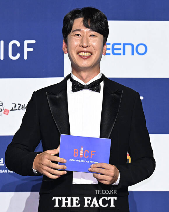양상국이 브이 포즈를 취하고 있다.