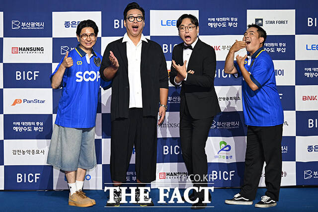 코미디언 박성호와 김정훈이 박준형과 박영진에게 업혀 있다.