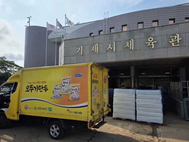 오뚜기는 현장에서 간편하게 취식할 수 있는 컵라면, 컵밥 등 총 1000여개의 구호물품을 거제시실내체육관에 전달했다. /오뚜기