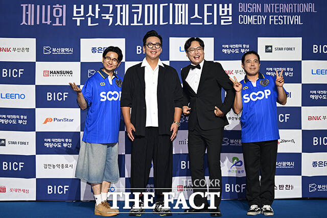 코미디언 박성호와 김정훈이 박준형과 박영진에게 업혀 있다.