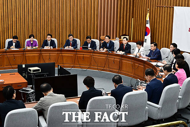 정점식 국민의힘 원내대표(가운데)가 21일 오전 서울 여의도 국회에서 열린 원내대책회의에 참석해 모두발언을 하고 있다. /국회=배정한 기자