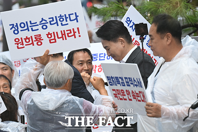 [더팩트 | 과천=송호영 기자] 원희룡 전 국토교통부 장관이 7월 23일 오전 직권남용 권리행사방해혐의 관련 피의자 조사를 받기 위해 경기 과천시 2차 종합특검 사무실로 출석 중 지지자들의 응원을 받고 있다.