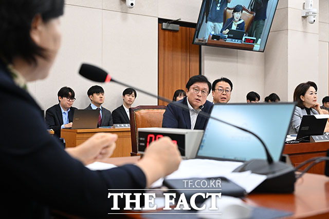 국회 법제사법위원회 야당 간사인 박형수 국민의힘 의원(가운데)이 서영교 법사위원장에게 정성호 법무부 장관 불출석과 관련해 항의를 하고 있다.
