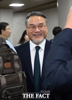  '주가 조작 혐의' 이일준 회장, 미소 띠며 법정 출석 [포토]