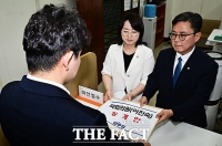  '5.18 폄훼 논란' 이진숙 의원 제명안 제출하는 민주당 [TF사진관]