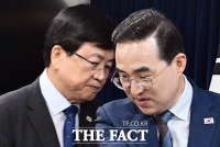  합동브리핑 참석하는 박홍근·최교진 장관 [포토]