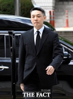  유아인, 빌리언스 전속계약…