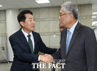  법원에서 마주친 오세훈·정진석 [TF사진관]