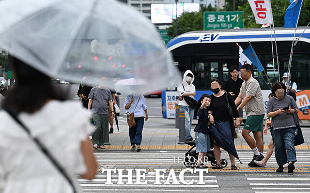 22일 오전 서울 종로구 광화문광장 일대에서 시민들이 우산을 쓰거나 쓰지 않고 거리를 걷고 있다. /박헌우 기자