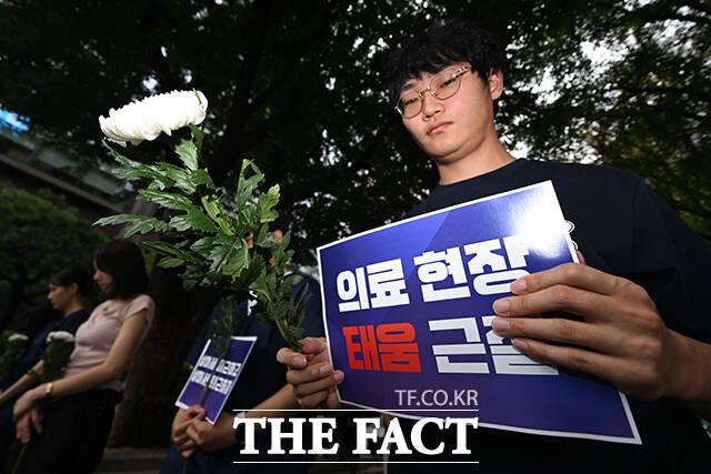 태움 사망 간호사 추모 문화제 '#나도_너였다2026'가 22일 오전 서울 종로구 광화문역 4번 출구 앞에서 열린 가운데 참석자들이 태움으로 세상을 떠난 간호사들을 추모하고 있다. /박헌우 기자