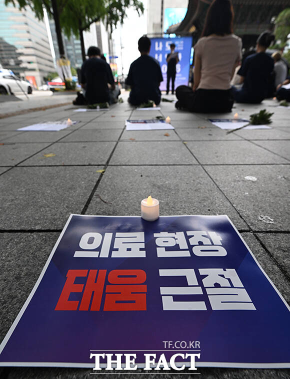 태움 사망 간호사 추모 문화제 '#나도_너였다2026'가 22일 오전 서울 종로구 광화문역 4번 출구 앞에서 열린 가운데 참석자들이 태움으로 세상을 떠난 간호사들을 추모하고 있다. /박헌우 기자