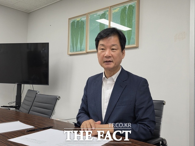 박균택 더불어민주당 의원이 22일 광주 광산갑 지역구 사무실에서 <더팩트>와 인터뷰를 하고 있다. /주남현 기자