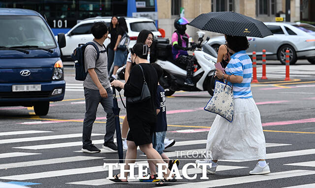 22일 오전 서울 종로구 광화문광장 일대에서 시민들이 우산을 쓰거나 쓰지 않고 거리를 걷고 있다. /박헌우 기자