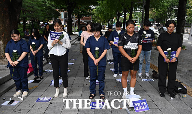 태움 사망 간호사 추모 문화제 '#나도_너였다2026'가 22일 오전 서울 종로구 광화문역 4번 출구 앞에서 열린 가운데 참석자들이 태움으로 세상을 떠난 간호사들을 추모하고 있다. /박헌우 기자
