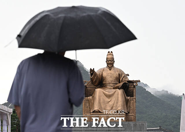 22일 오후 서울 종로구 광화문광장 일대에서 시민들이 우산을 쓴 채 걷고 있다. /박헌우 기자