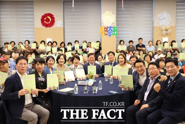 박승원 광명시장이 지난 21일 철산2동 생활문화복합센터 6층 강당에서 열린 '2026년 제6회 철산2동 주민총회' 참석자들과 기념 촬영을 하고 있다. /광명시