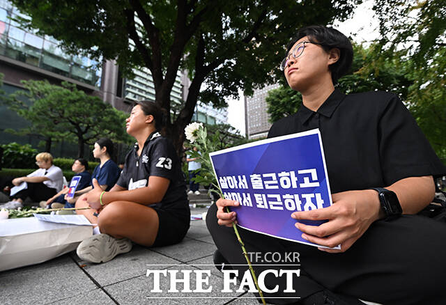 태움 사망 간호사 추모 문화제 '#나도_너였다2026'가 22일 오전 서울 종로구 광화문역 4번 출구 앞에서 열린 가운데 참석자들이 태움으로 세상을 떠난 간호사들을 추모하고 있다. /박헌우 기자