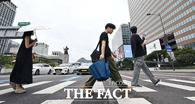 22일 오전 서울 종로구 광화문광장 일대에서 시민들이 우산을 쓰거나 쓰지 않고 거리를 걷고 있다. /박헌우 기자