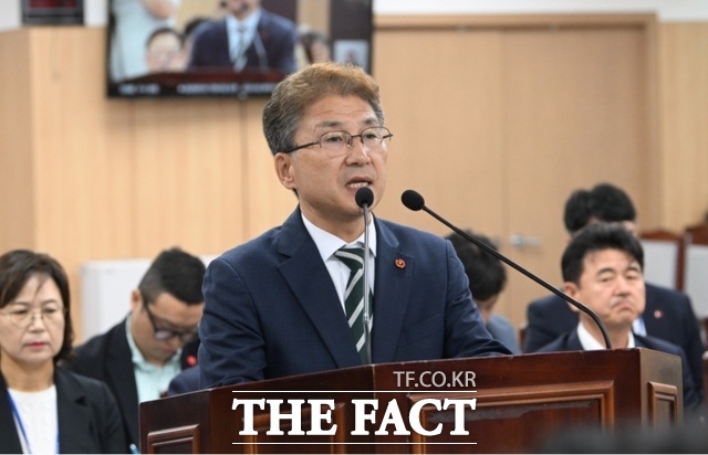 이상봉 제주시장 후보자가 제주도의회로부터 인사청문을 받고 있다. /제주도의회