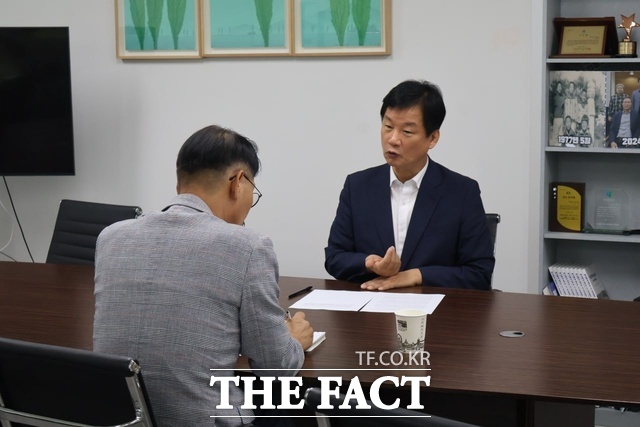 박균택 더불어민주당 의원이 22일 <더팩트>와 만나 평동포사격장 문제 등 지역 현안 문제해결을 위한 의지를 밝히고 있다. /박균택 의원실