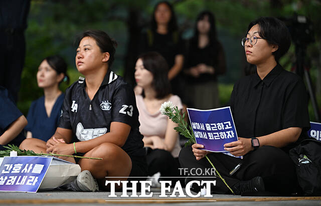 태움 사망 간호사 추모 문화제 '#나도_너였다2026'가 22일 오전 서울 종로구 광화문역 4번 출구 앞에서 열린 가운데 참석자들이 태움으로 세상을 떠난 간호사들을 추모하고 있다. /박헌우 기자