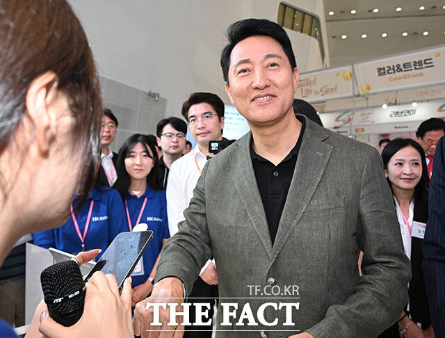 오세훈 서울시장이 23일 오후 서울 중구 동대문디자인플라자(DDP)에서 열린 '2026 뷰티풀라이프 인 서울(BLS)' 개막식에 참석해 윤상현 한국콜마 부회장을 비롯한 내빈들과 기념촬영을 하고 있다. /박헌우 기자