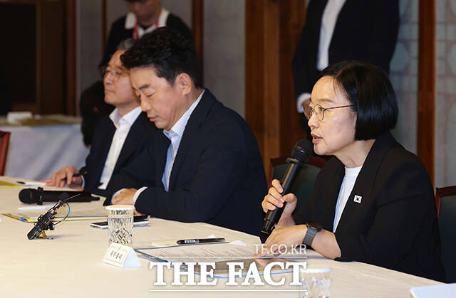 강훈식 대통령 비서실장과 김민석 더불어민주당 대표, 한성숙 국무총리, 한병도 더불어민주당 원내대표(왼쪽 세 번째부터) 등 참석자들이 23일 오전 서울 종로구 삼청동 총리공관에서 열린 '제10차 고위당정협의회'에 앞서 기념촬영을 하고 있다. /박헌우 기자