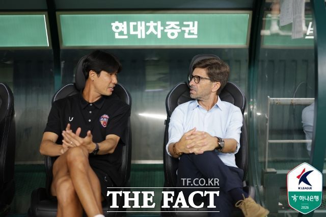 제주SK 세르지우 코스타 감독(오른쪽)이 지난 8일 전북현대와의 원정경기에서 정조국 수석코치와 대화를 나누고 있다. 제주는 이날 네게바의 헤트트릭에 힘입어 전북을 3-1로 이겼다./전주=K리그