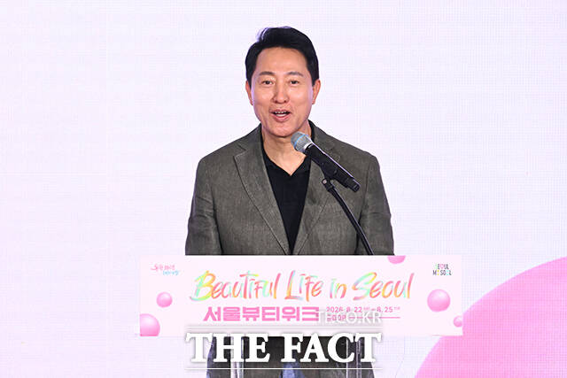 오세훈 서울시장이 23일 오후 서울 중구 동대문디자인플라자(DDP)에서 열린 '2026 뷰티풀라이프 인 서울(BLS)' 개막식에 참석해 윤상현 한국콜마 부회장을 비롯한 내빈들과 기념촬영을 하고 있다. /박헌우 기자