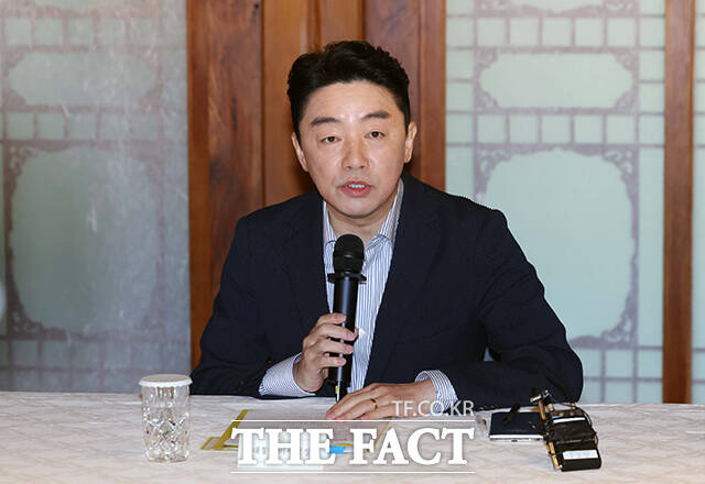 강훈식 대통령 비서실장과 김민석 더불어민주당 대표, 한성숙 국무총리, 한병도 더불어민주당 원내대표(왼쪽 세 번째부터) 등 참석자들이 23일 오전 서울 종로구 삼청동 총리공관에서 열린 '제10차 고위당정협의회'에 앞서 기념촬영을 하고 있다. /박헌우 기자
