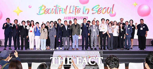오세훈 서울시장이 23일 오후 서울 중구 동대문디자인플라자(DDP)에서 열린 '2026 뷰티풀라이프 인 서울(BLS)' 개막식에 참석해 윤상현 한국콜마 부회장을 비롯한 내빈들과 기념촬영을 하고 있다. /박헌우 기자